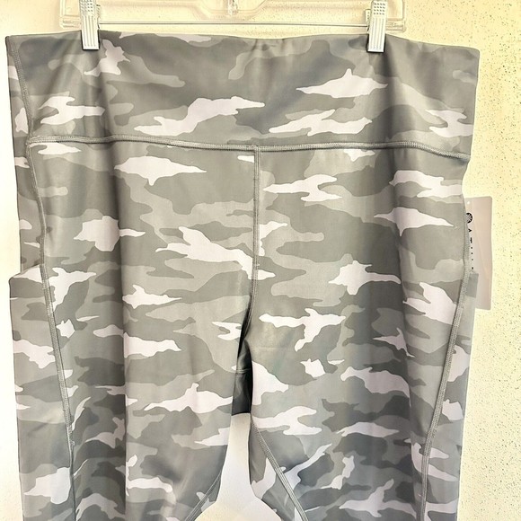 ATHLETA Ultimate‎ Camo 7/8 Tight - Heather Grey - Size 3X 2 Stash Pockets - $89 - Picture 6 of 13